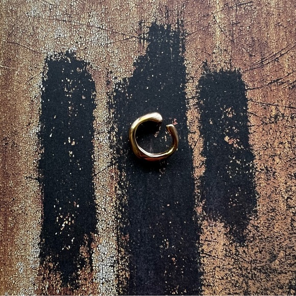 FARIS SSENSE Exclusive Rose Gold Vero Ear Cuff - Picture 3 of 5